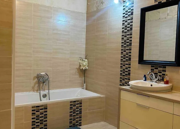 The Gem By Homely * Santa Vennera